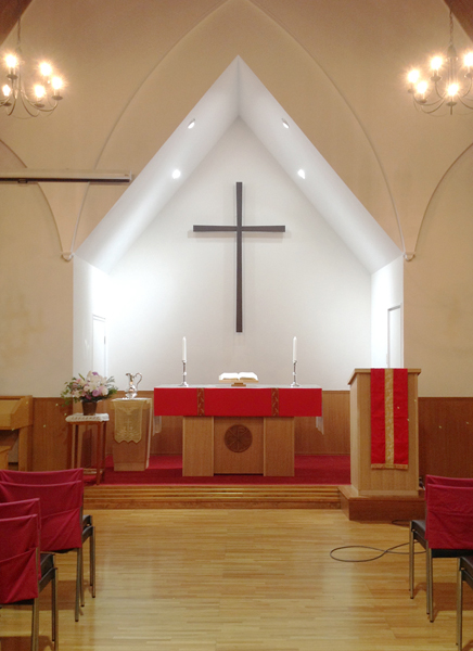 教会の改修に伴い、聖壇、説教壇、洗礼台を作らせていただきました。