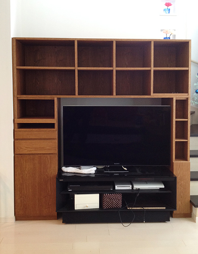 テレビの周りのスペースにピッタリの作りつけの棚を作りました。